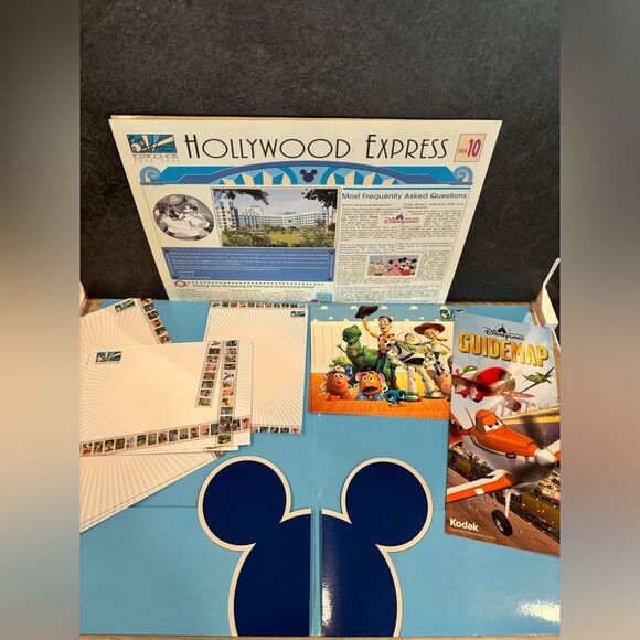 Classic Hong Kong Disneyland Resort Memorabilia Collection Pins and Ephemera - Picture 4 of 4
